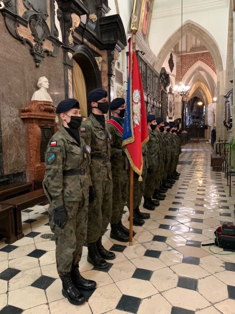 udział uczniów w uroczystościach patriotycznych