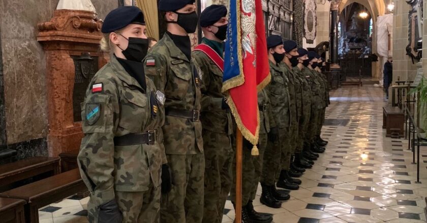 udział uczniów w uroczystościach patriotycznych