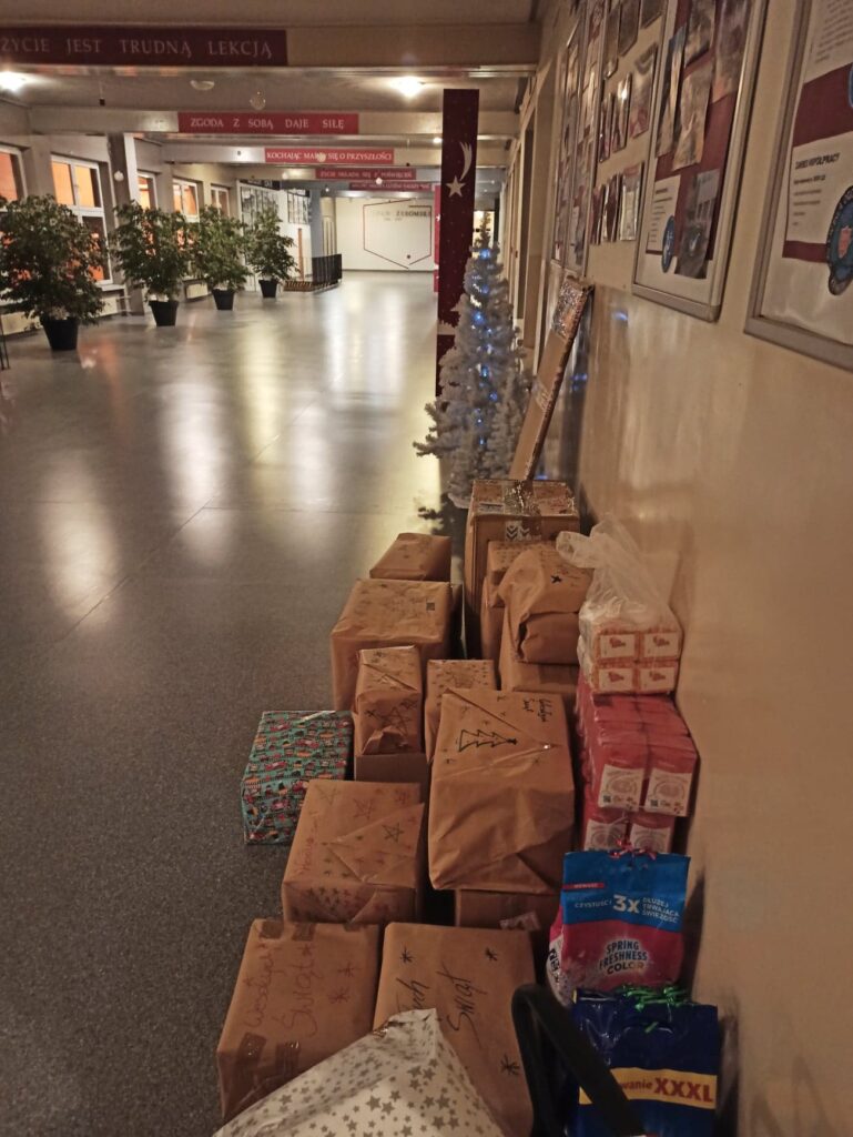 zdjęcie przedstawiające pakowanie prezentów w akcji Szlachetna Paczka