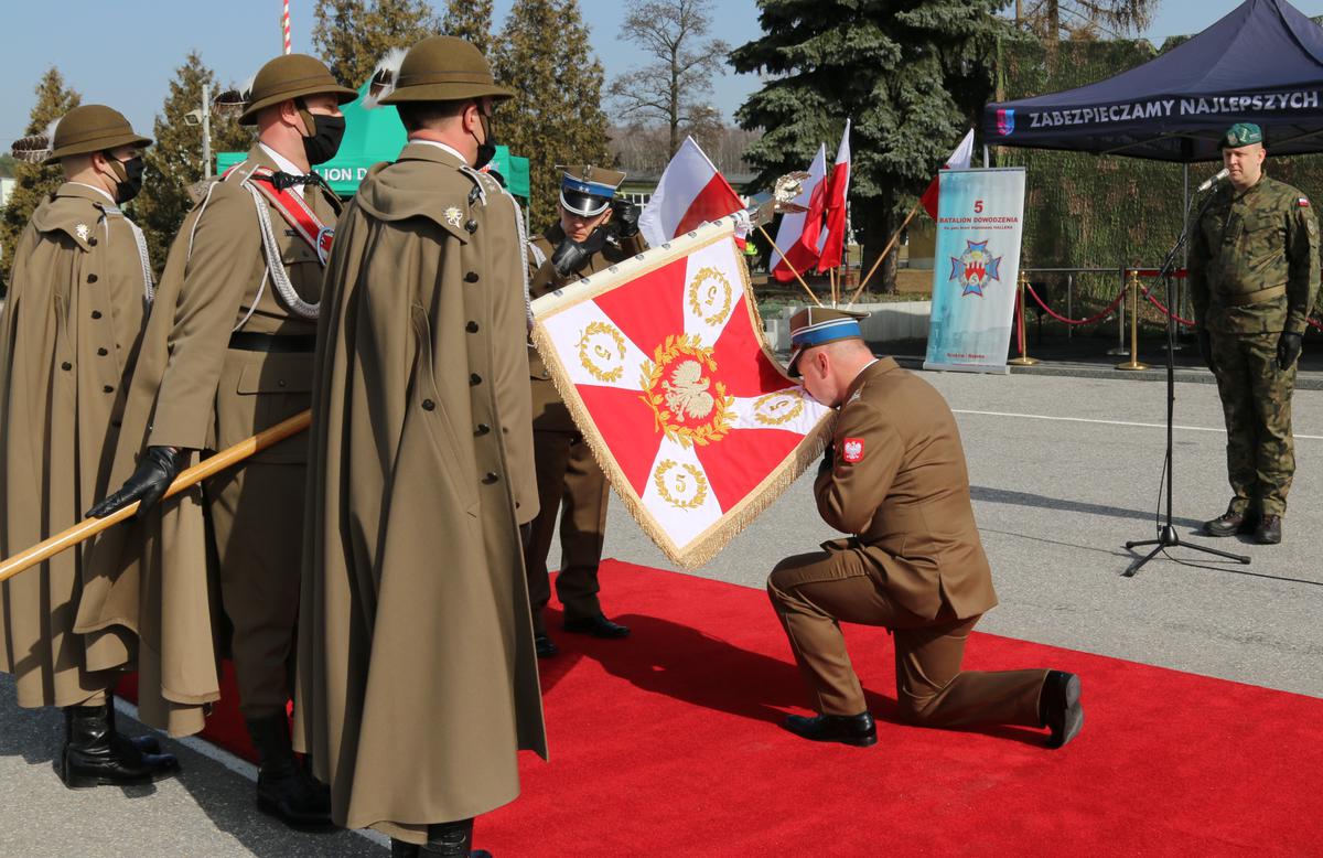 zdjęcie z uroczystości przekazania obowiązków dowódcy 5 batalionu dowodzenia